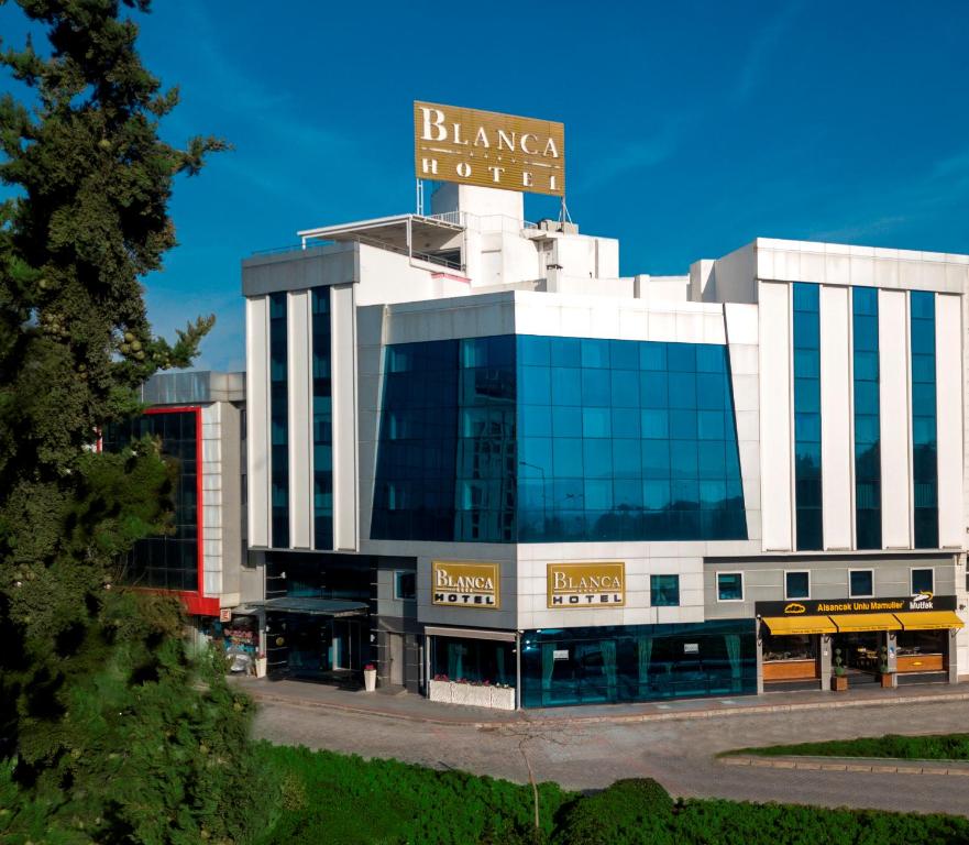 Un bâtiment avec un panneau en haut dans l'établissement Blanca Hotel, à Izmir