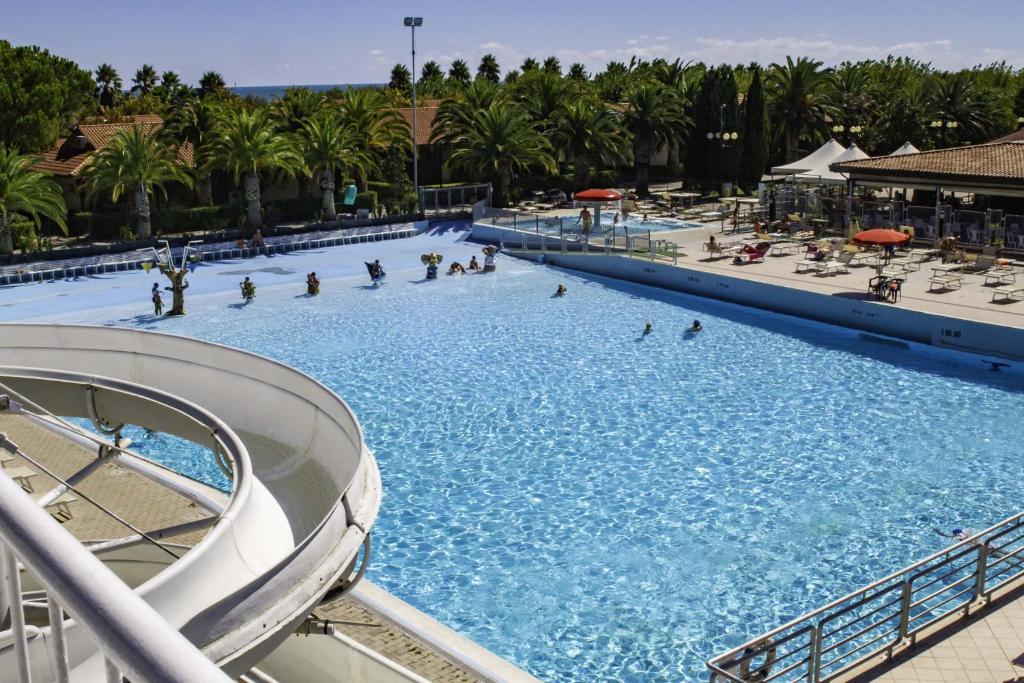 Bazén v ubytování Villaggio Lido D'Abruzzo nebo v jeho okolí
