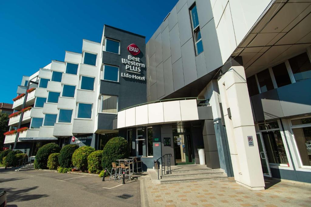 a building with a sign that reads hospital trusts at Best Western Plus Lido Hotel in Timişoara