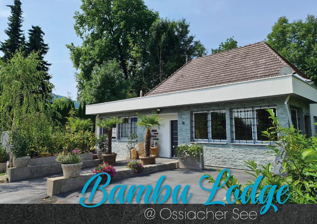 ein Haus im Garten einer Bananelodge in der Unterkunft Bambu Lodge @ Ossiachersee in Bodensdorf