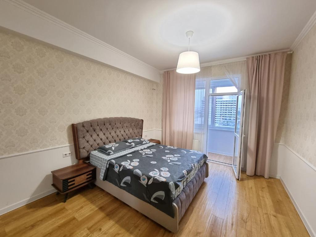 キシナウにあるLuxury Best Grand New Apartaments Ultra Centralのベッドと窓のある寝室
