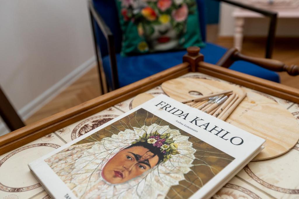 een tafel met een dienblad met een foto van een vrouw bij ❁ Casa Frida ❁ Exceptional Stay In Old Town! ❁ in Tbilisi City