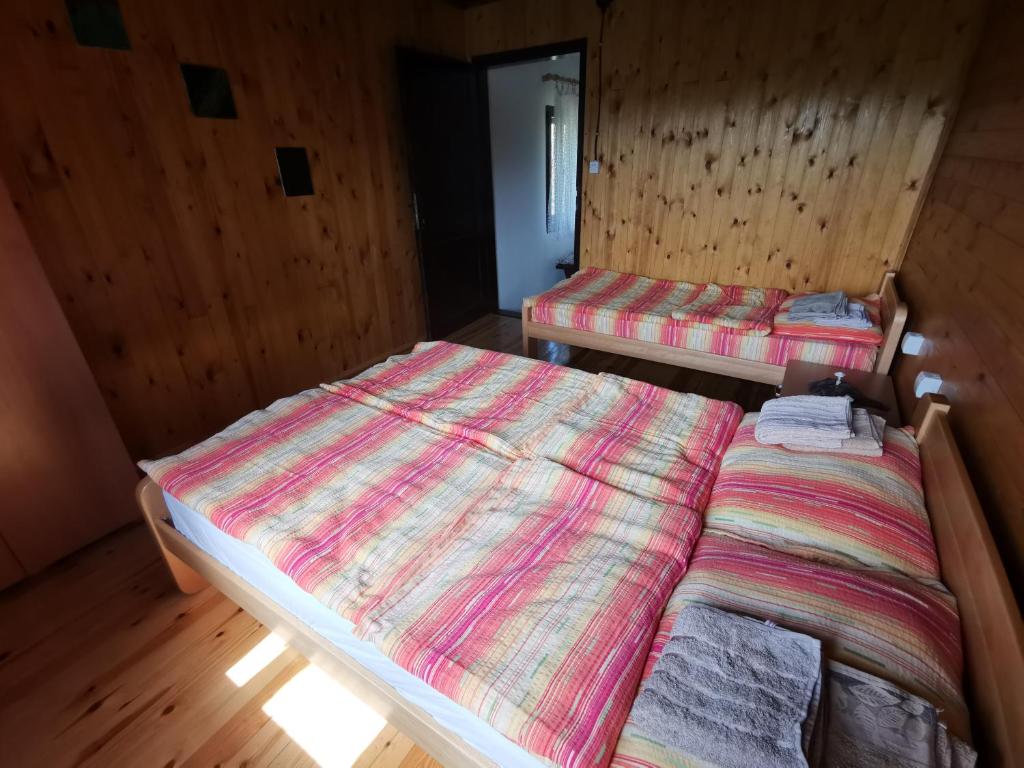 Postel nebo postele na pokoji v ubytování Uvac Griffon