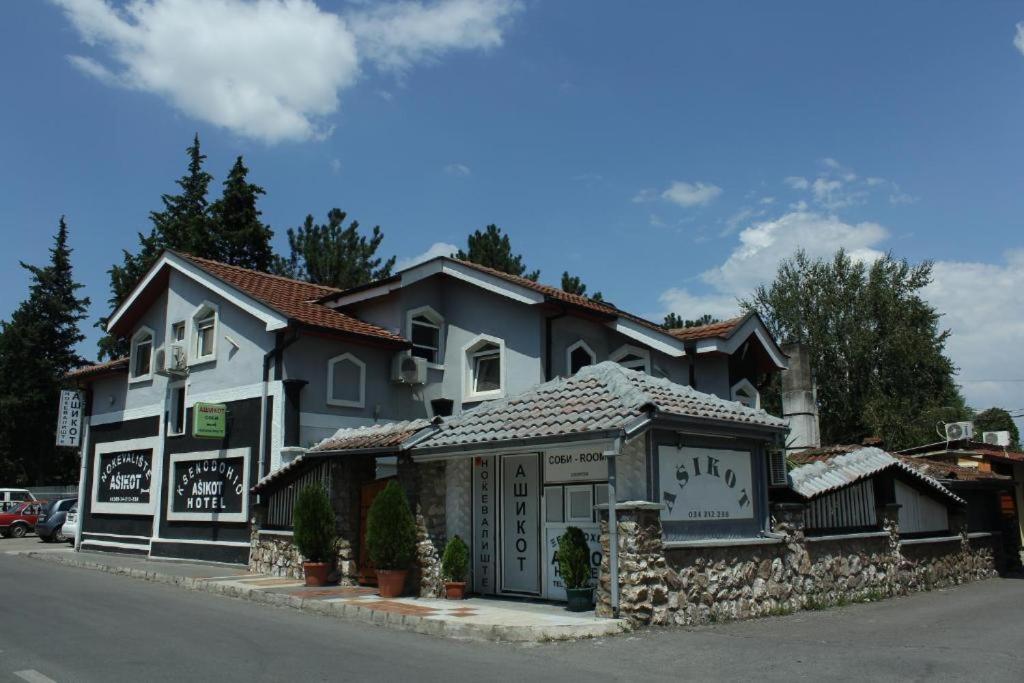 een gebouw aan de straatkant bij Hotel Asikot in Gevgelija