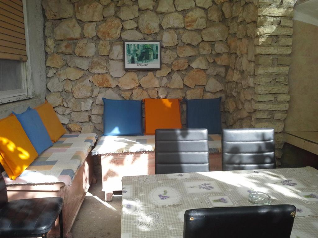 ブロダリツァにあるIsabeleの石壁の客室