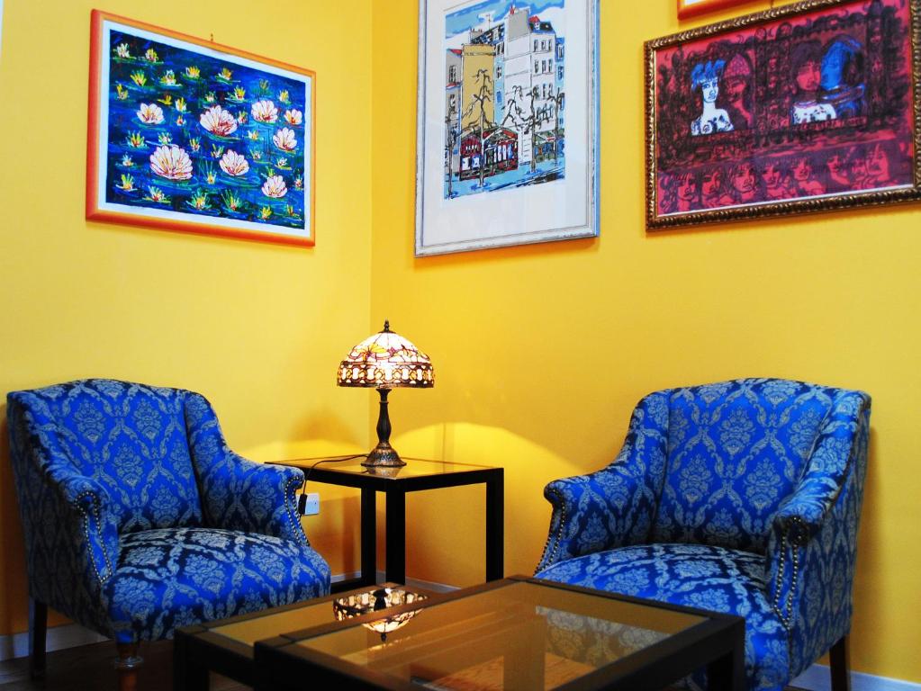 ボローニャにあるBed & Breakfast Margheritaのリビングルーム(青い椅子2脚、テーブル付)