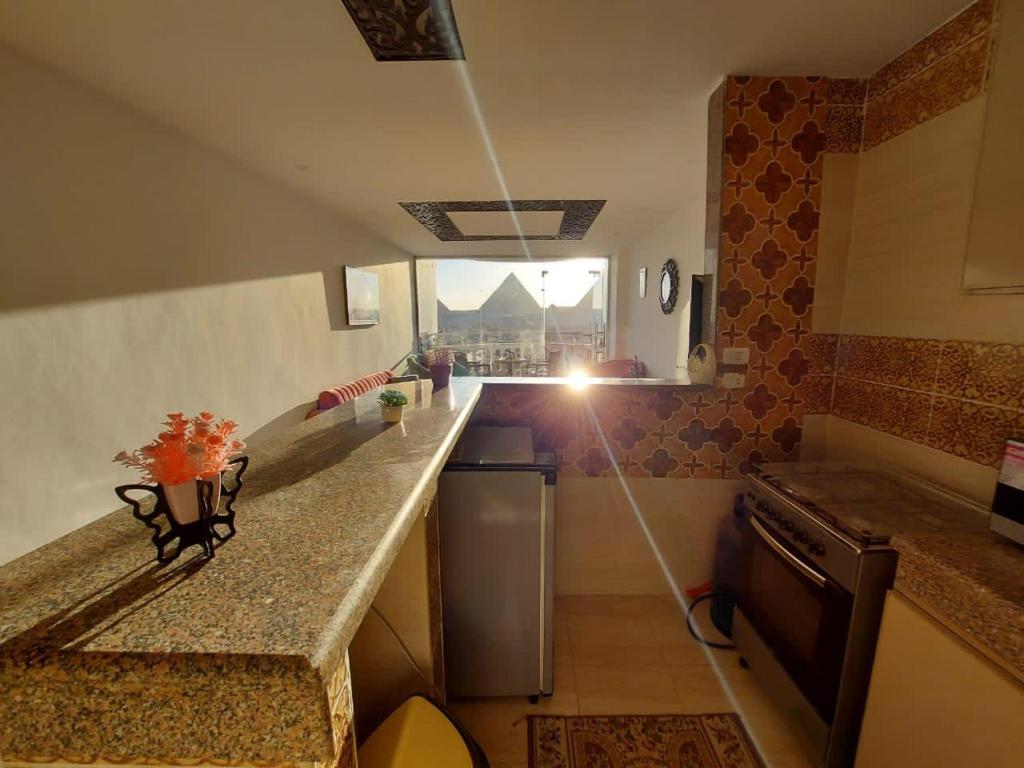 Kuchyň nebo kuchyňský kout v ubytování Full Pyramids View Apartment with Balcony For 8 P
