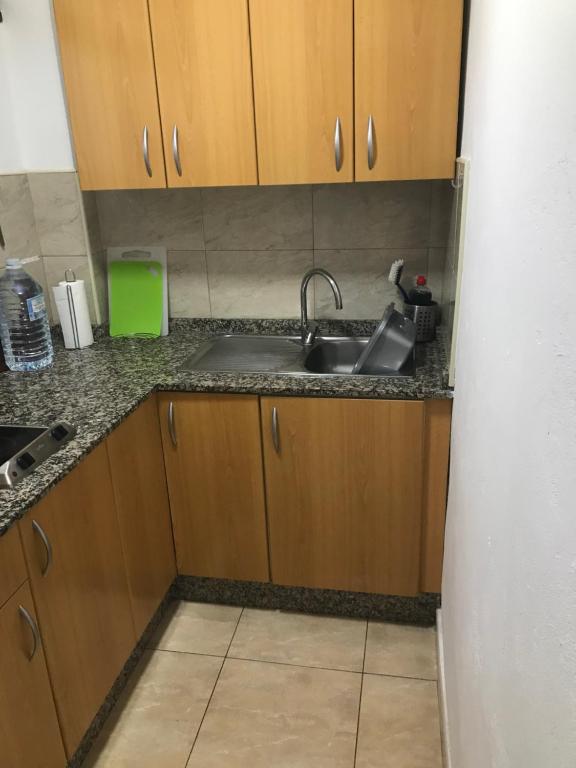 Kuchnia lub aneks kuchenny w obiekcie Yumbo Beach Apartment 2 with high speed free internet