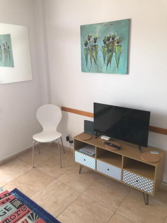 Telewizja i/lub zestaw kina domowego w obiekcie Yumbo Beach Apartment 2 with high speed free internet