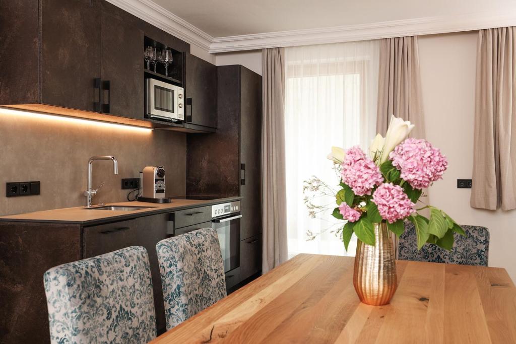 A kitchen or kitchenette at Living Central