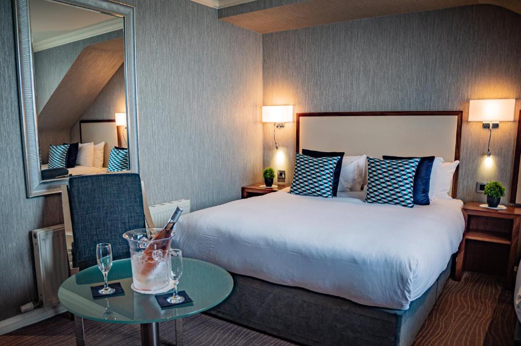 Postel nebo postele na pokoji v ubytování Eyre Square Hotel