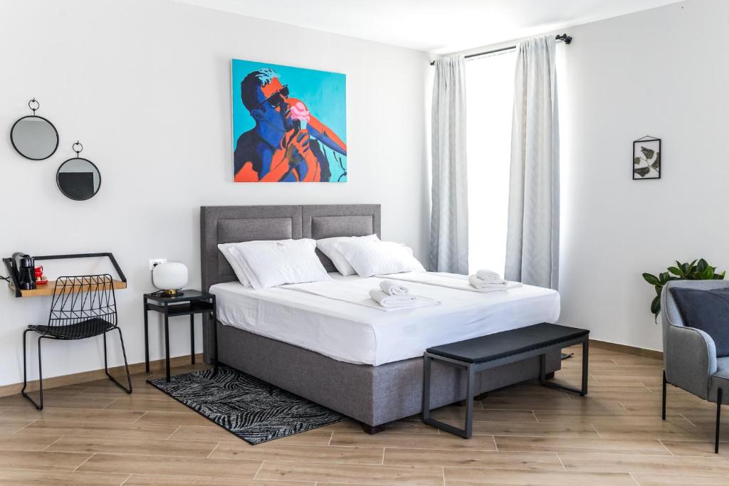sypialnia z łóżkiem typu king-size w pokoju w obiekcie Apartments Dolac w mieście Rijeka