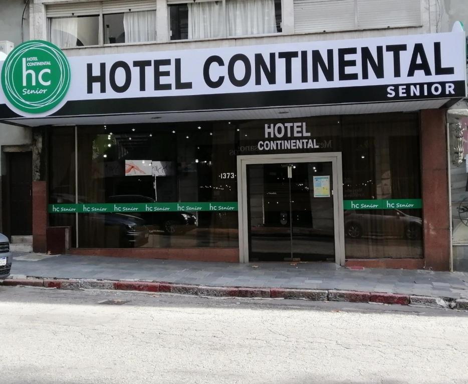 un panneau continental de l'hôtel à l'avant d'un bâtiment dans l'établissement Hotel Continental, à Montevideo