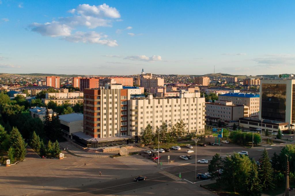 een luchtzicht op een stad met hoge gebouwen bij Гостиница Kokshe Inn in Köksetaw
