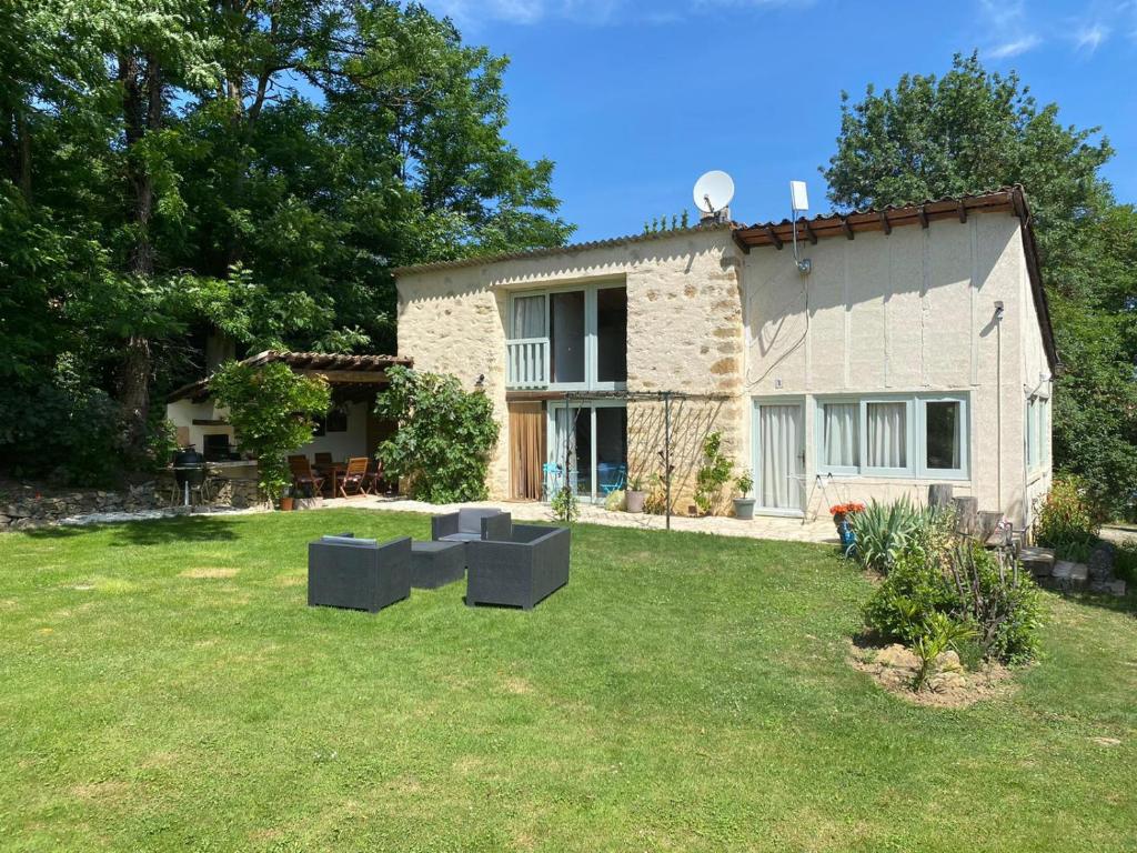 una casa de piedra con dos sofás en un patio en Hameau de Montcabirol - Pyrénées, en Mirepoix