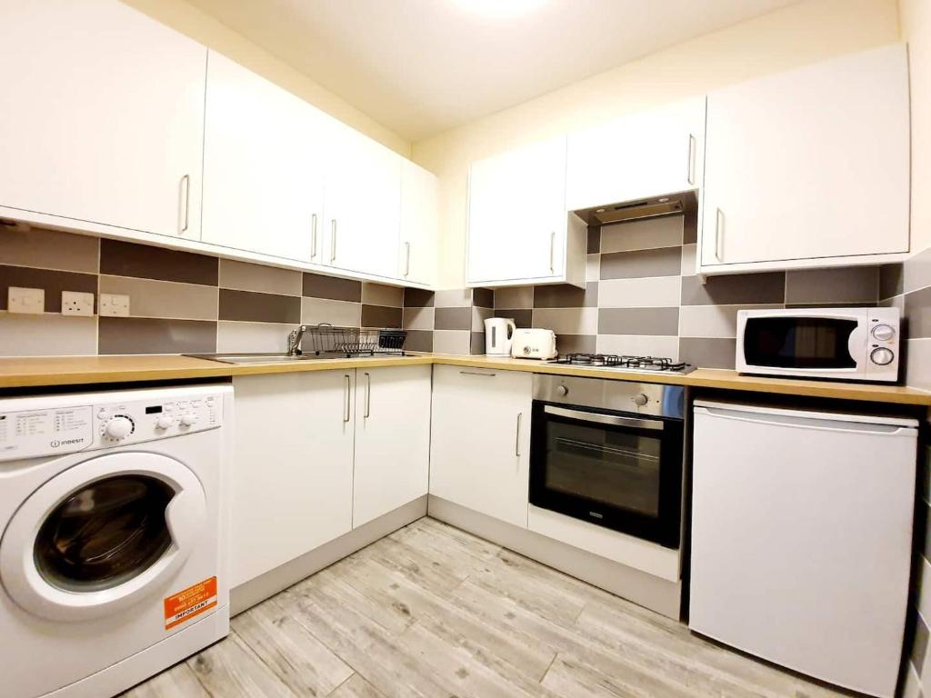 Gorgeous, Light & Airy Apartment in the Heart of the West End, Close to SEC and Hydro