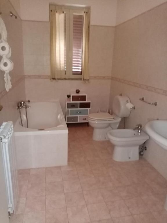 łazienka z wanną, toaletą i umywalką w obiekcie Appartamento Mariella via Lipari n 8 w mieście Pachino