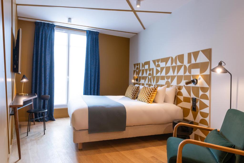 une chambre d'hôtel avec un lit et une fenêtre dans l'établissement Paris Art Hotel Quartier Latin by Malone, à Paris