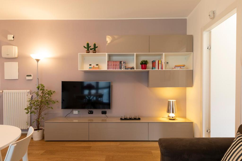 Televízia a/alebo spoločenská miestnosť v ubytovaní Navigli Stylish Home