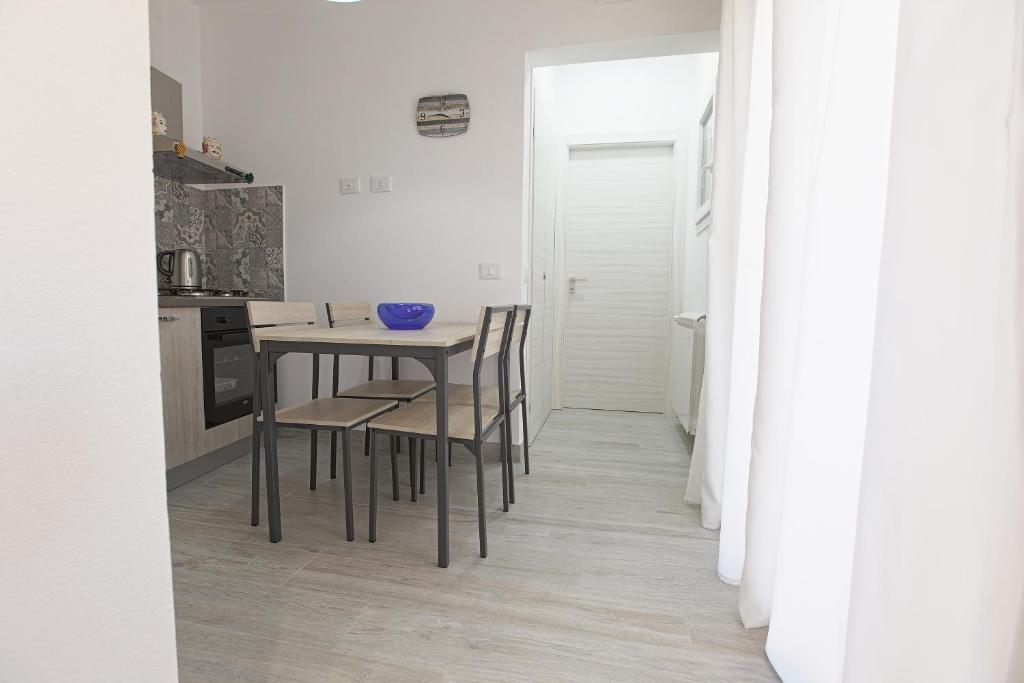 A kitchen or kitchenette at La casa di Vittoria