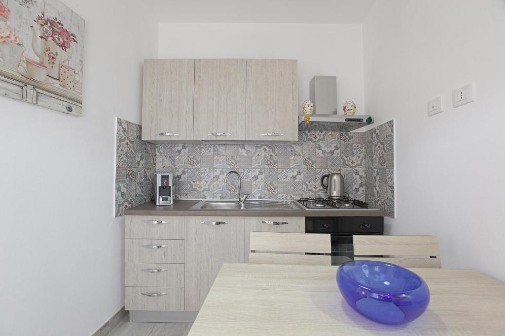 A kitchen or kitchenette at La casa di Vittoria