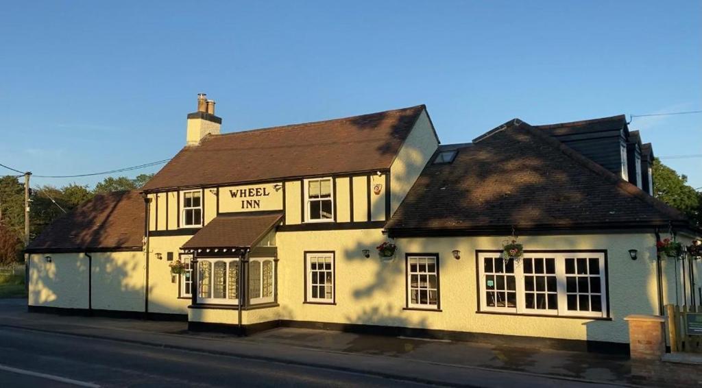 un edificio amarillo al lado de una calle en The New Wheel Inn en Lymington