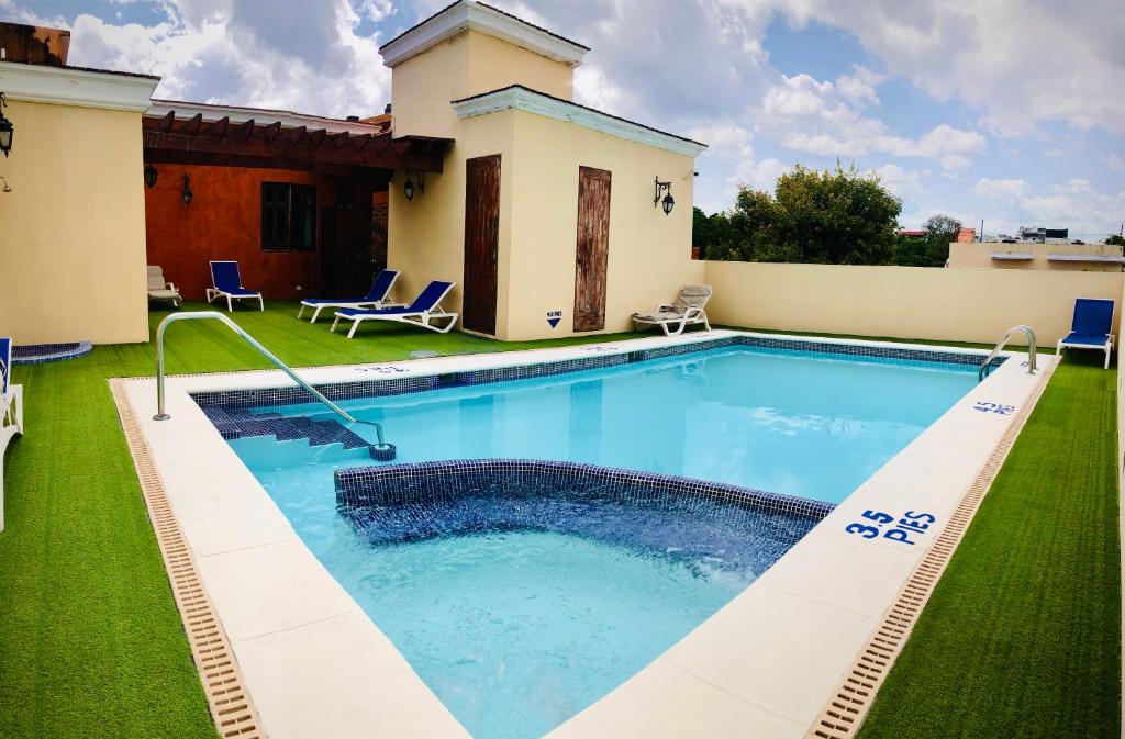 una piscina en el patio de una casa en Boutique Hotel Palacio, en Santo Domingo