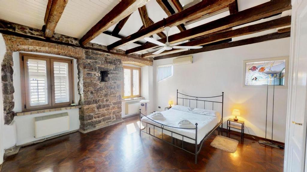 ein Schlafzimmer mit einem Bett und einer Ziegelwand in der Unterkunft Appartamento San Michele in Triest