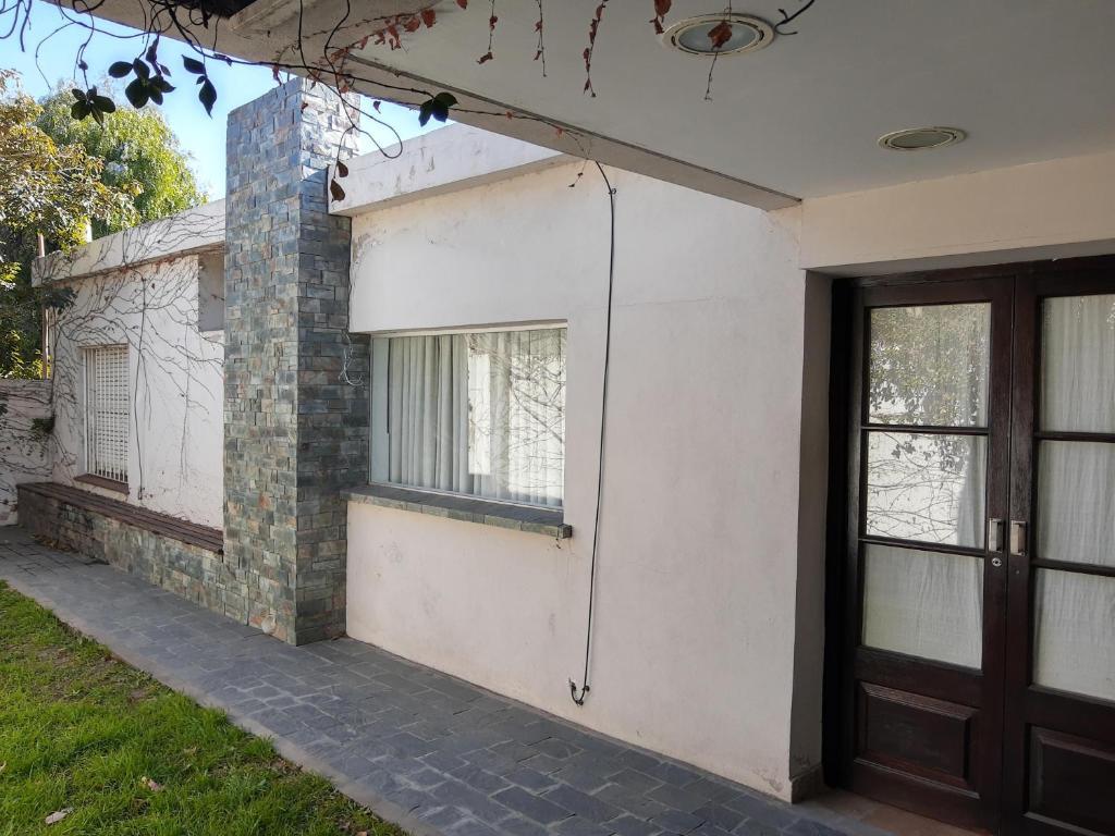 a side view of a house with a door at Lo de Pepa-Sanatorio Allende Cerro in Córdoba