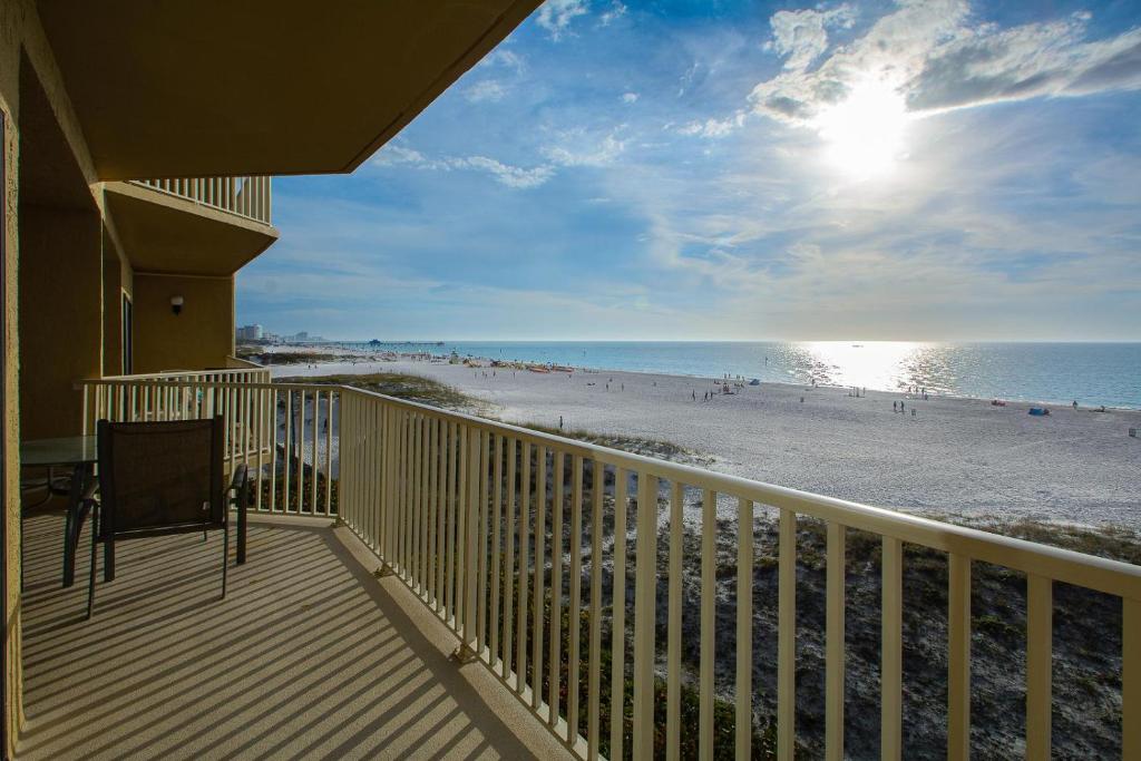 Elle comprend un balcon offrant une vue sur la plage. dans l'établissement Villas of Clearwater Beach - Unit A13, à Clearwater Beach