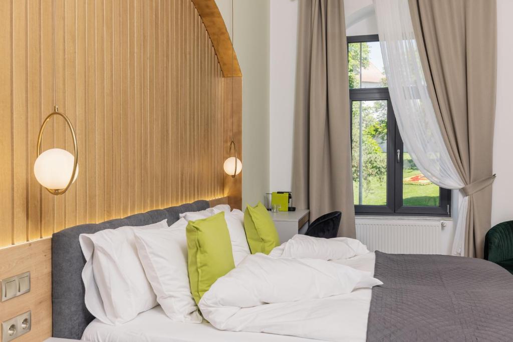 Haller Boutique - Resim 44