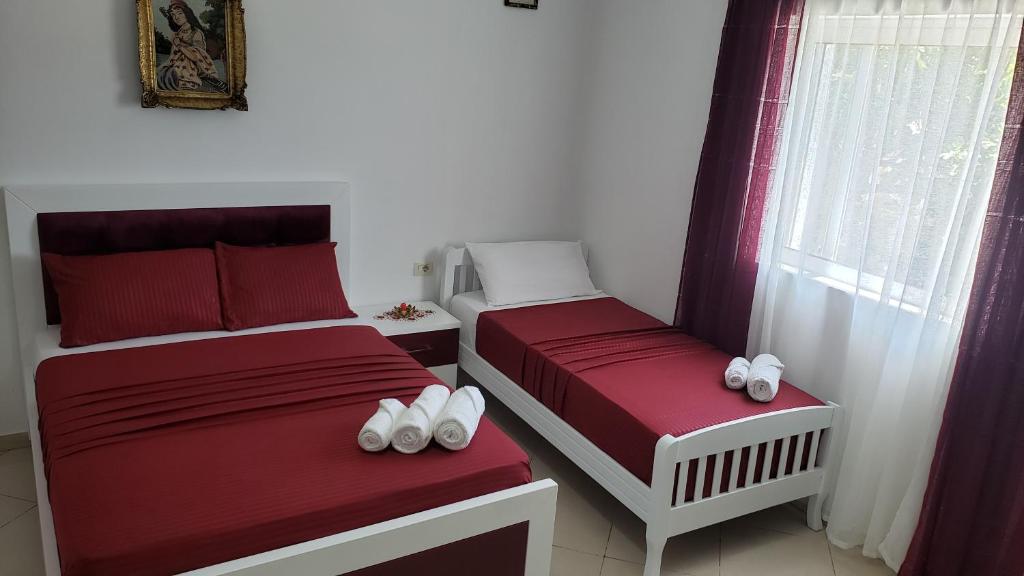 Un pat sau paturi într-o cameră la Guesthouse Shehu Ksamil