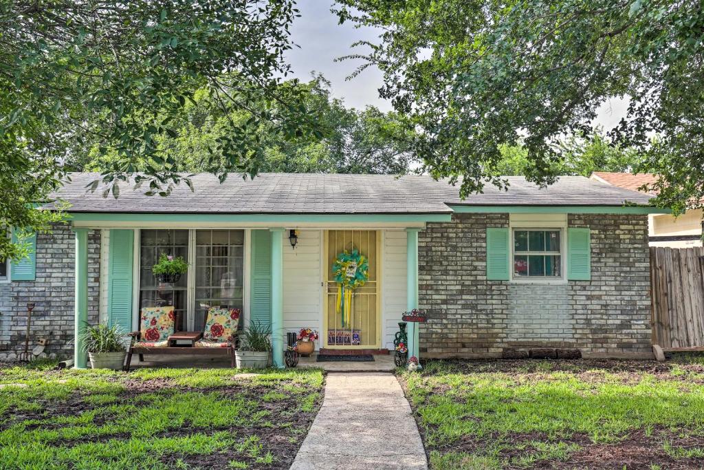 uma casa verde com uma porta amarela da frente em Unique Vintage Hideaway Less Than 6 Miles to Lackland AFB! em San Antonio