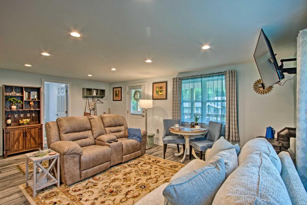 ein Wohnzimmer mit Sofa und Fernseher in der Unterkunft 15 Mi to Camelback Resort! The Overlook Home in Brodheadsville