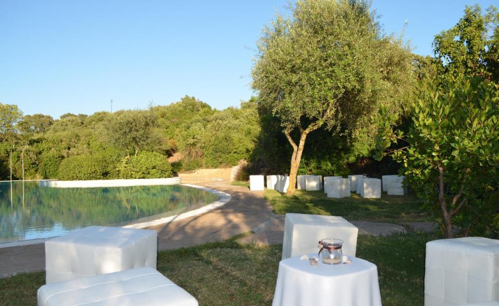 Bazén v ubytování Hotel Giardino Corte Rubja nebo v jeho okolí
