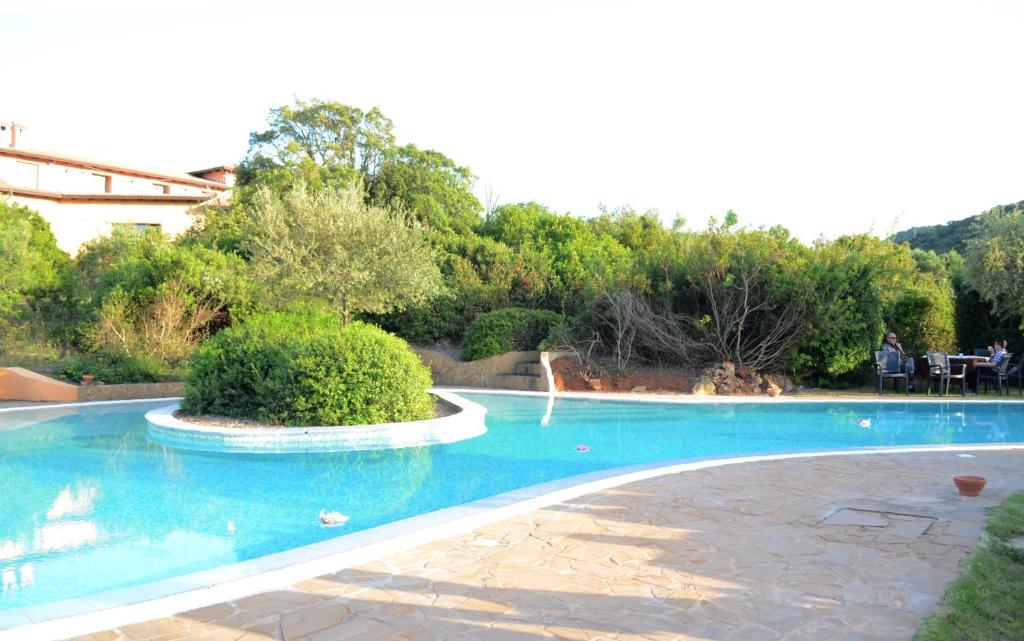Bazén v ubytování Hotel Giardino Corte Rubja nebo v jeho okolí