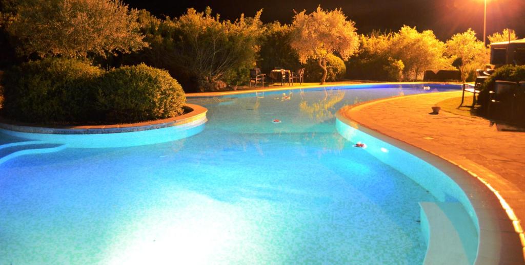 Bazén v ubytování Hotel Giardino Corte Rubja nebo v jeho okolí