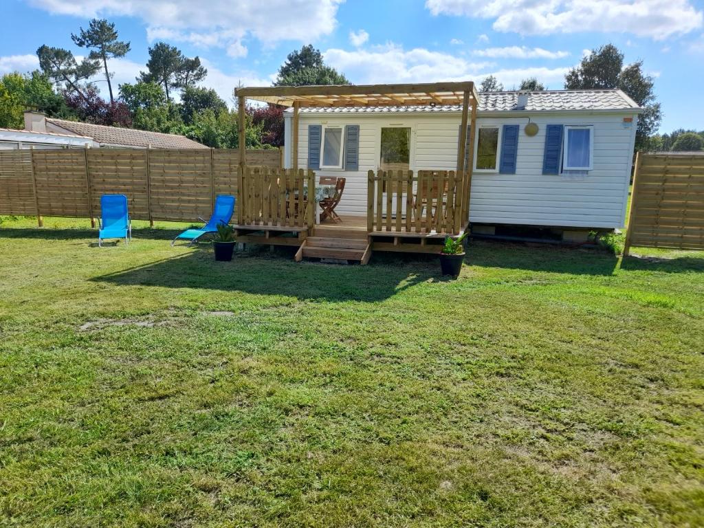 Κήπος έξω από το mobil-home sur terrain privatif jean-mi et flo