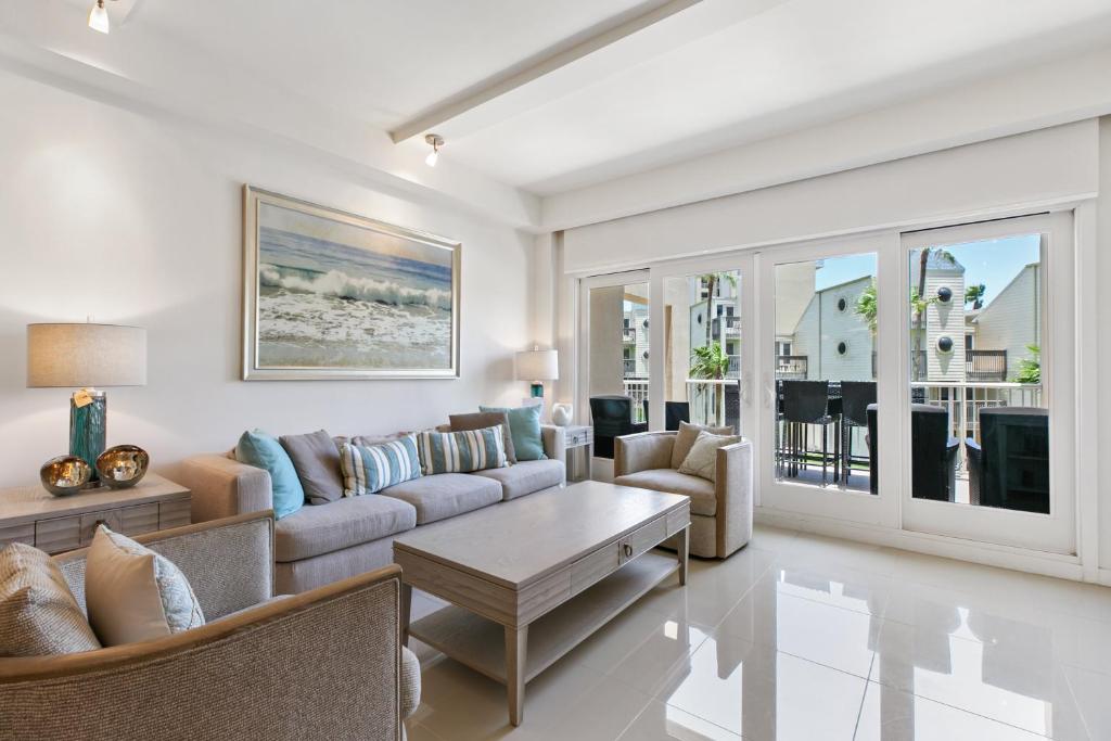 ein Wohnzimmer mit einem Sofa und einem Tisch in der Unterkunft Perfect big family getaway! Spectacular large balcony overlooking the pool Beachfront resort in South Padre Island