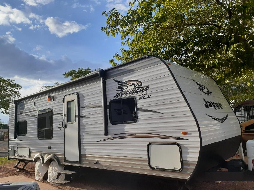 een zilveren trailer geparkeerd op een parkeerplaats bij 2017 Camper located at the St. George RV Park! in St. George