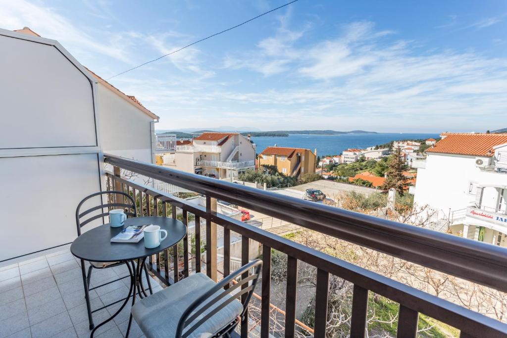 balkon ze stołem i krzesłami oraz widokiem w obiekcie Apartments Ivanović w Hvarze