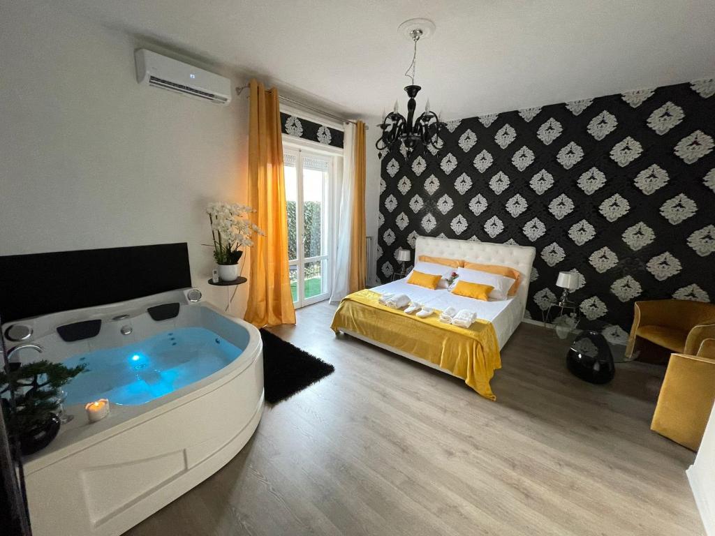un bagno con vasca e un letto in una camera di Cavaliere Suite a Bari