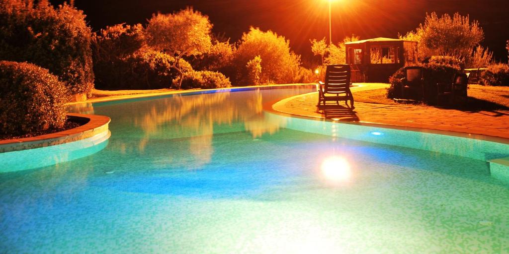 Bazén v ubytování Hotel Giardino Corte Rubja nebo v jeho okolí