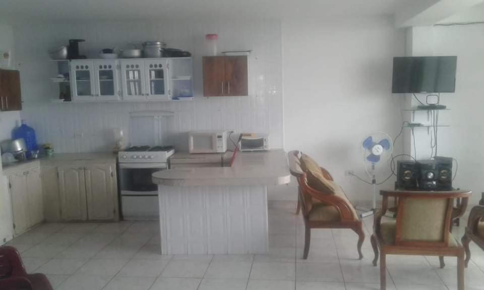 Virtuvė arba virtuvėlė apgyvendinimo įstaigoje Casa blanca Atacames