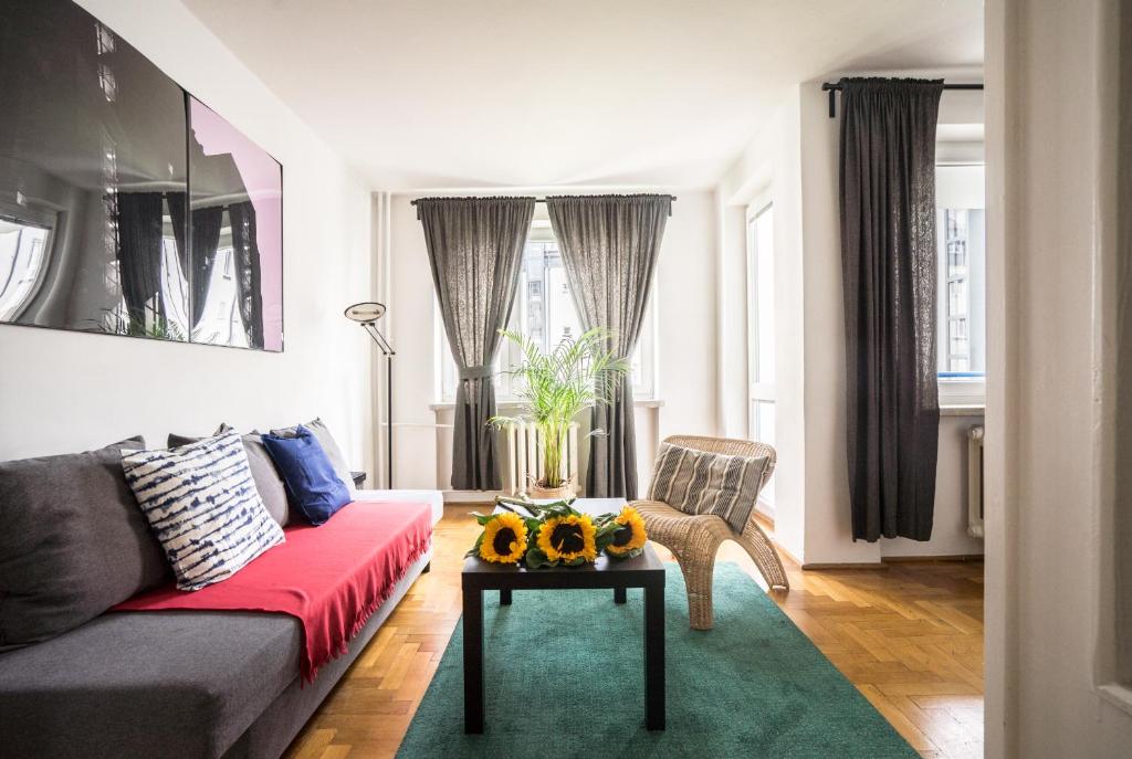 un soggiorno con divano e tavolo di oompH Warsaw Central 3-bedroom Flat a Varsavia