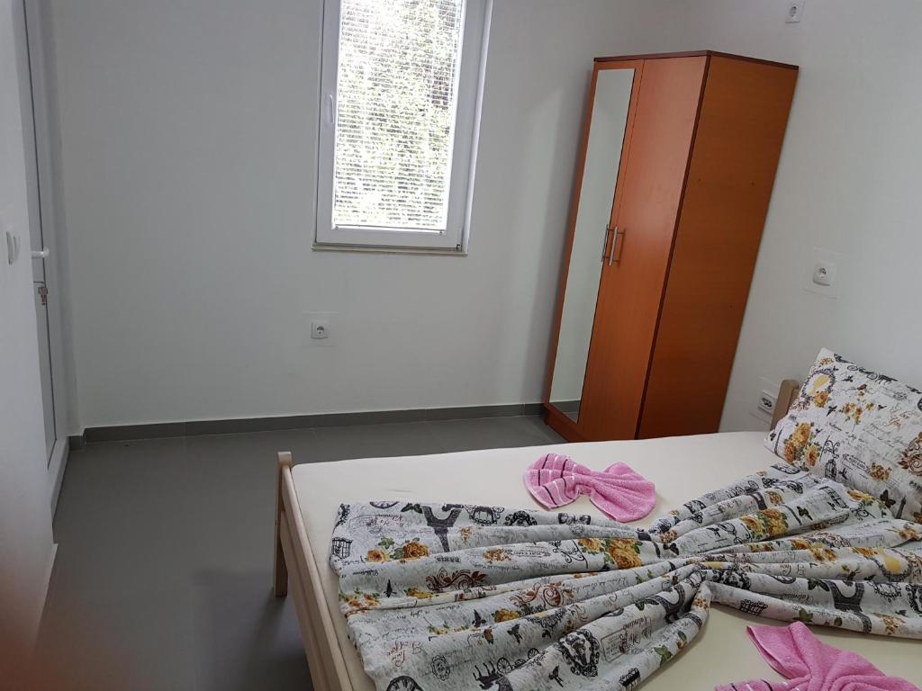 Postel nebo postele na pokoji v ubytování Apartmani Vila Ebra