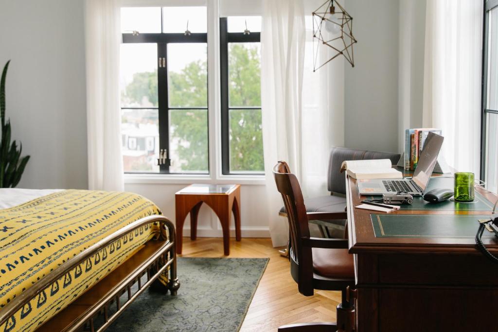 Postel nebo postele na pokoji v ubytování The LINE Hotel DC