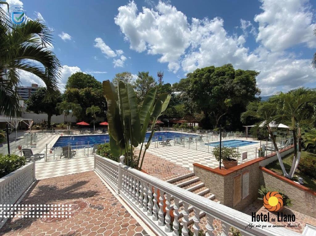 Bazén v ubytování Hotel del Llano nebo v jeho okolí