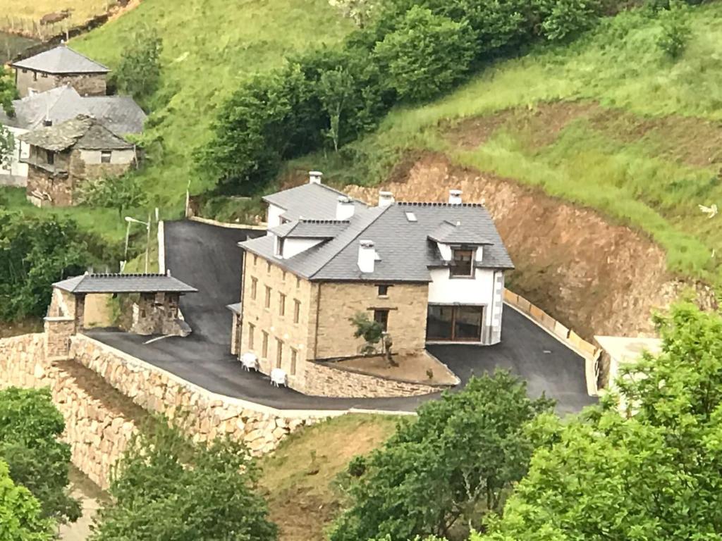 una vista aérea de una casa en una colina en Casa Souto Robledo, en Calabreo