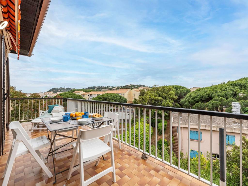 un balcon avec une table et des chaises et une vue dans l'établissement Apartment Evasion-2 by Interhome, à Cavalaire-sur-Mer
